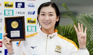 「競泳日本選手権最終日」 競泳 　女子５０㍍自由形で優勝し、今大会４冠を達成した池江璃花子