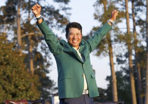 米ゴルフのマスターズ・トーナメントで、日本男子初のメジャー制覇を果たし、グリーンジャケットを着て両手を上げる松山英樹